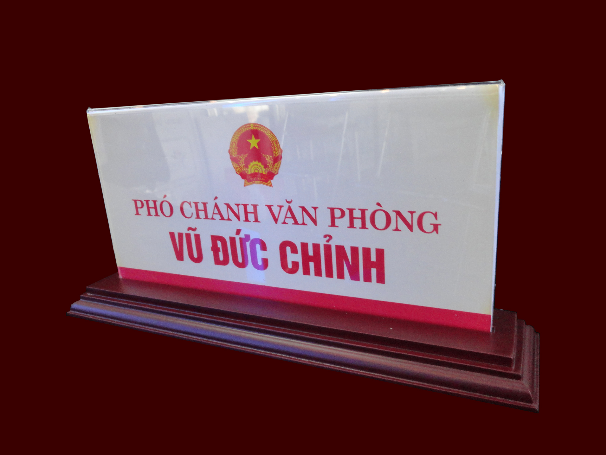 bảng chức danh đế gỗ mặt đồng