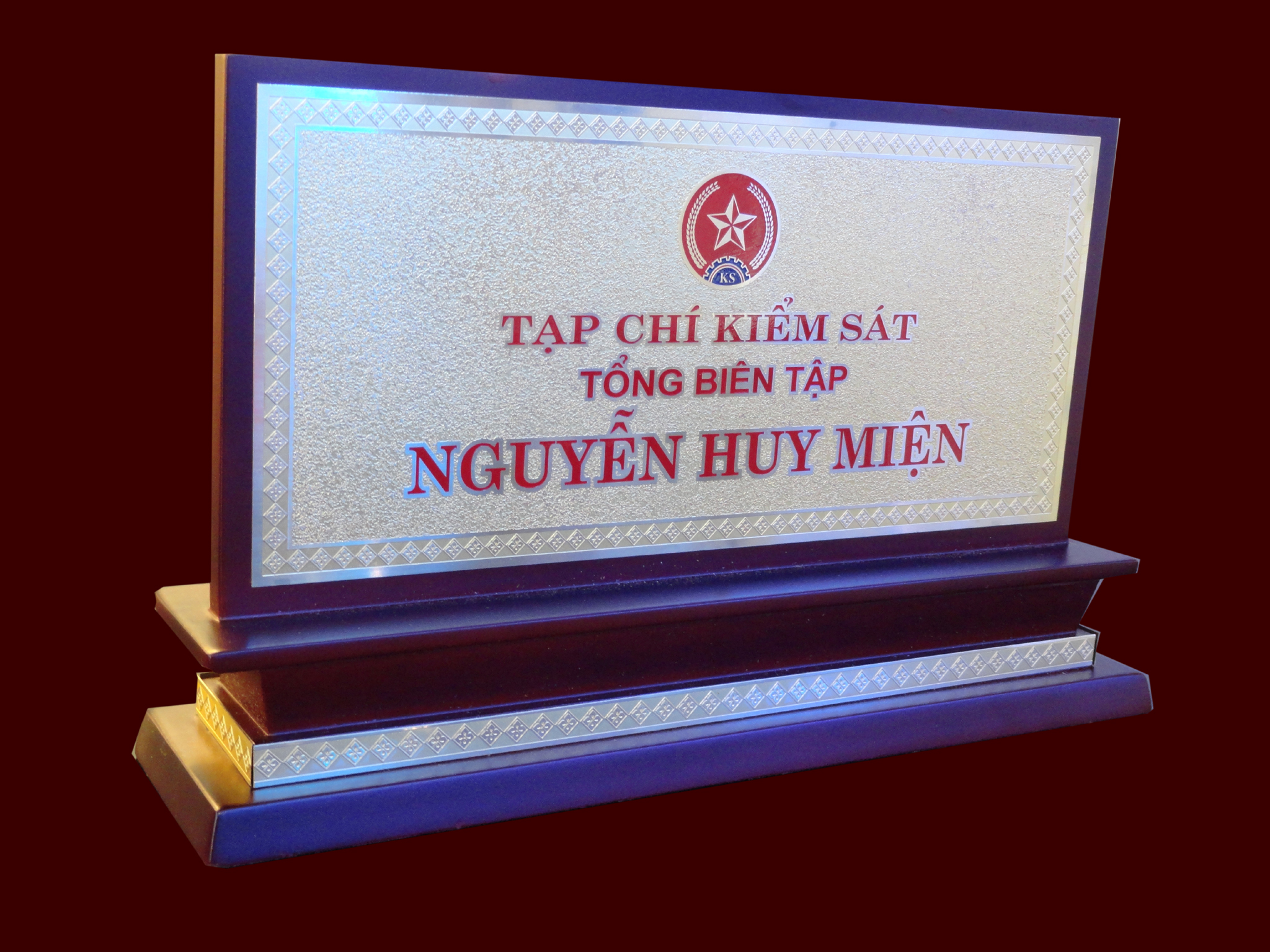 bảng chức danh đế gỗ mặt đồng